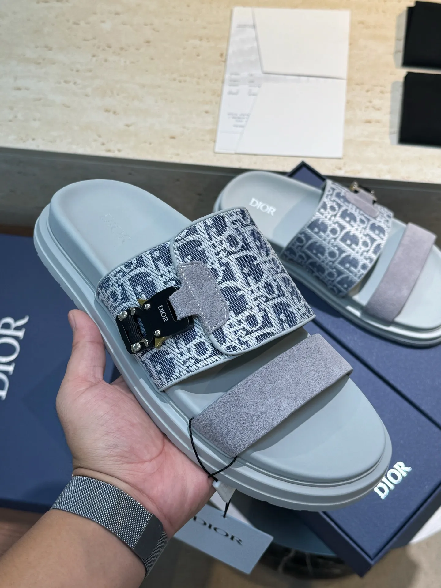Factory price: 340💰Djia Aqua men's slippers and sandals, Dior's Aqua sandals are elegant and casual. The cross-strap design is reinterpreted in CD Diamond canvas, inspired by the brand's archives. Finished with a branded logo and tonal notch sole, they can be worn easily with shorts or jeans for a sophisticated look. Cowhide spliced ​​canvas + cowhide lining + rubber outsole Size: 39-44 (38 45 customized)